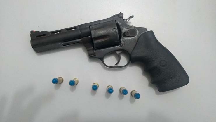 Arma foi apreendida com os suspeitos de matarem o dono da fazenda em Comodoro (MT) — Foto: Polícia Civil - MT.