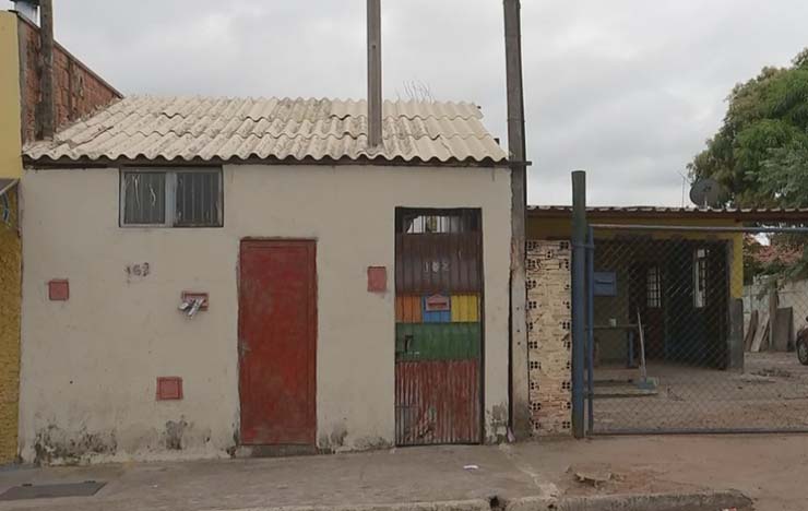 Idosa é encontrada morta e corpo fica quase 20 horas para ser retirado de casa em Bauru — Foto: TV TEM/Reprodução.