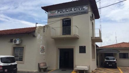 Homem preso foi levado à Delegacia da Polícia Civil, em Dracena — Foto: Mariane Santos/TV Fronteira.
