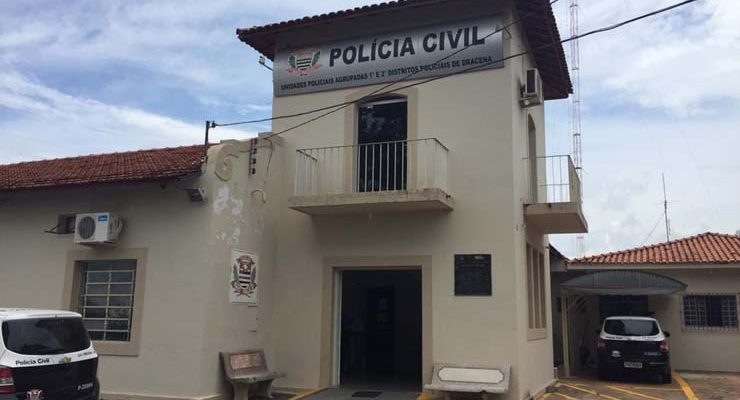 Homem preso foi levado à Delegacia da Polícia Civil, em Dracena — Foto: Mariane Santos/TV Fronteira.