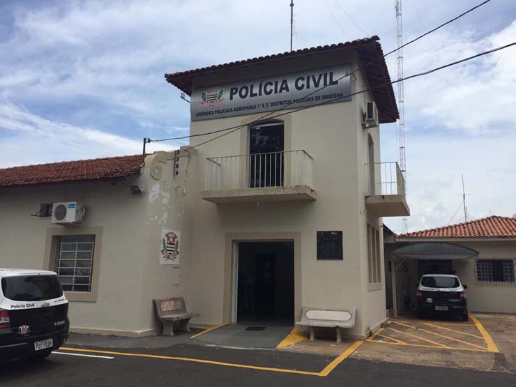 Homem preso foi levado à Delegacia da Polícia Civil, em Dracena — Foto: Mariane Santos/TV Fronteira.