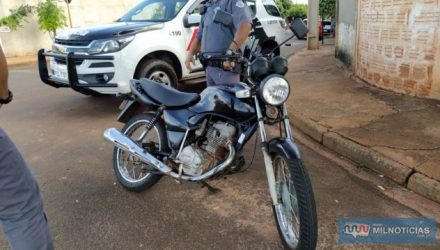 Batida entre moto e a viatura aconteceu depois que rapaz fugiu deliberadamente de um abordagem policial. Foto: MANOEL MESSIAS/Agência