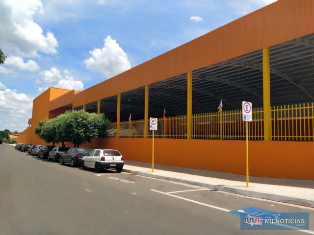 Veículo estava estacionado em uma das ruas laterais do atacadão. Câmeras de segurança devem ajudar na identificação do autor. Foto: MANOEL MESSIAS/Agência