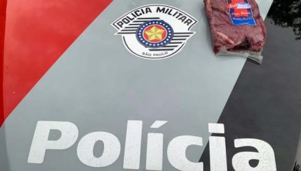 Pacote de picanha fatiada furtada pelo acusado foi recuperado e devolvido ao supermercado. Foto: DIVULGAÇÃO/PM