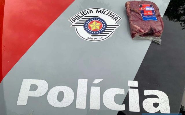 Pacote de picanha fatiada furtada pelo acusado foi recuperado e devolvido ao supermercado. Foto: DIVULGAÇÃO/PM