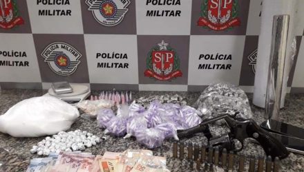 Polícia enfrenta barricada para entrar em bairro dominado pelo tráfico e prende homem em Garça — Foto: Polícia Militar/Divulgação.