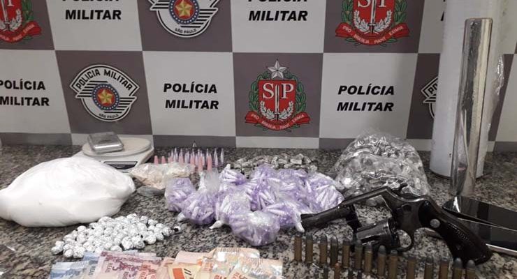 Polícia enfrenta barricada para entrar em bairro dominado pelo tráfico e prende homem em Garça — Foto: Polícia Militar/Divulgação.