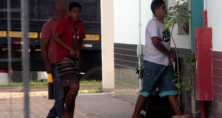 Gêmeos Rafael e Renan Travaioli Pinheiro, de 20 anos, são acusados de matar um homem a pedradas em Piracicaba. Foto: MANOEL MESSIAS/Agência