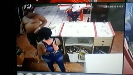 Cliente foi morto a tiros por criminosos em bar em Peixoto de Azevedo — Foto: TV Centro América/Reprodução.