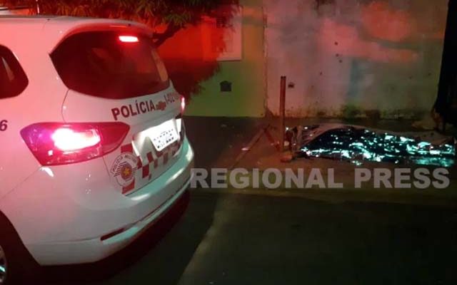 Um homem morreu e o outro foi ferido a tiros em Araçatuba. Foto: RP10