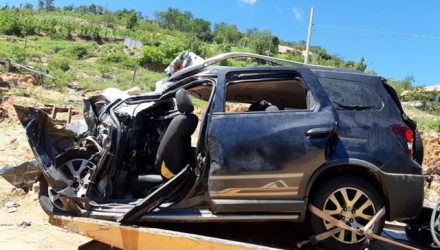 Quatro pessoas da mesma família morreram após carro bater em caminhão na BR-116, em Itaobim — Foto: Polícia Rodoviária Federal/Divulgação