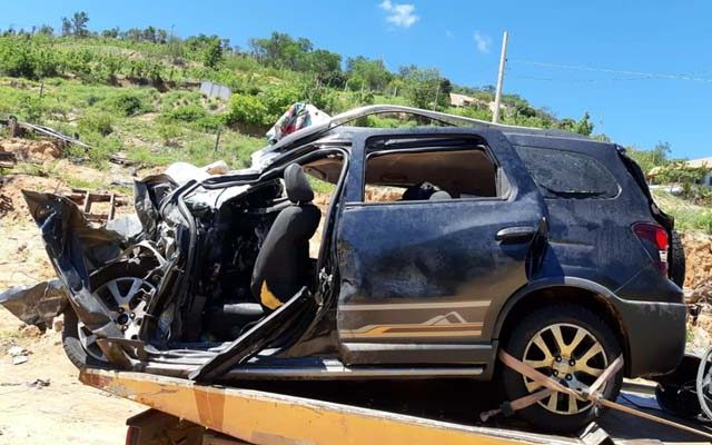 Quatro pessoas da mesma família morreram após carro bater em caminhão na BR-116, em Itaobim — Foto: Polícia Rodoviária Federal/Divulgação