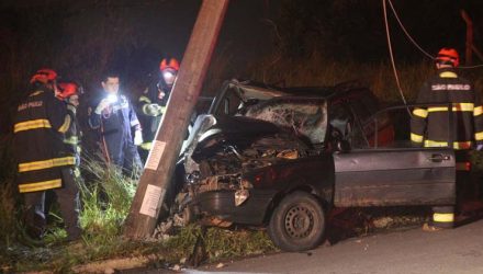 Carro bateu em poste em Itapeva (SP) — Foto: Giro Itapeva/Divulgação.