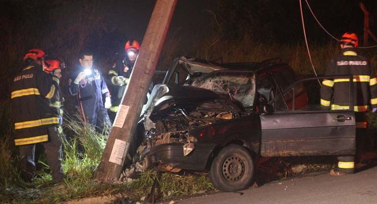 Carro bateu em poste em Itapeva (SP) — Foto: Giro Itapeva/Divulgação.