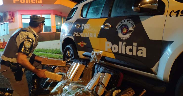 Polícia apreende maconha e skank com passageiras de ônibus em Assis — Foto: Polícia Rodoviária/Divulgação.