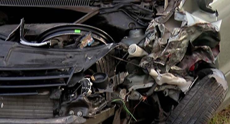 Parte dianteira do carro ficou destruída após colisão, em Mogi. — Foto: Reprodução/TV Diário.