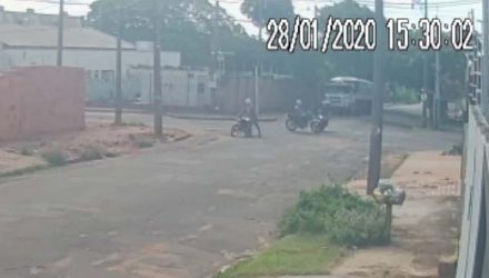 Motos batem em cruzamento do bairro Caiçara — Foto: Câmeras de segurança.