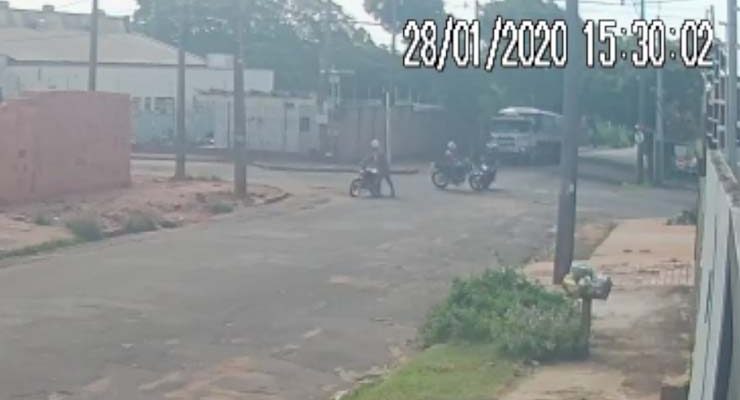 Motos batem em cruzamento do bairro Caiçara — Foto: Câmeras de segurança.