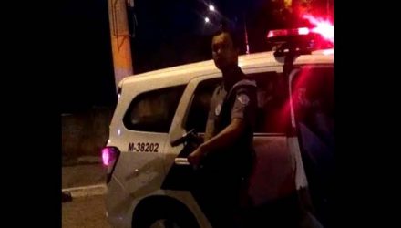 Policial militar dá tiro em rua com pessoas andando na calçada na Zona Leste de SP; uma pessoa foi ferida — Foto: Reprodução/Redes sociais.