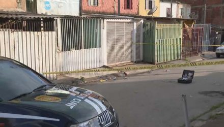 Polícia Civil isola casa na QN 8 do Riacho Fundo 2, no DF, onde homem de 28 anos foi encontrado carbonizado — Foto: TV Globo/Reprodução.