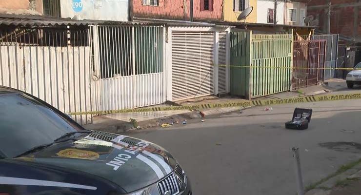 Polícia Civil isola casa na QN 8 do Riacho Fundo 2, no DF, onde homem de 28 anos foi encontrado carbonizado — Foto: TV Globo/Reprodução.