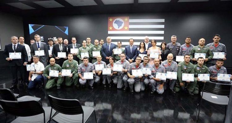 Foram homenageados 23 policiais militares, dez civis e dois técnico-científicos (Crédito: Governo do Estado)