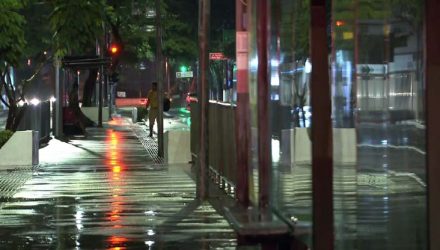 Homem tentou se proteger em ponto de ônibus quando foi eletrocutado por um poste de iluminação pública em São Paulo, nesta quinta-feira (9) — Foto: Reprodução/TV Globo.