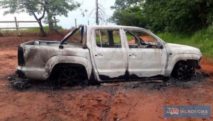 Caminhonete VW Amarok, ano 2012, ficou completamente destruída pelo fogo provocado pelos bandidos. Fotos: MANOEL MESSIAS/Agência