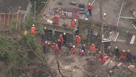 Bombeiros trabalham em resgate em Ibirité, na Vila Ideal. — Foto: Globocop.