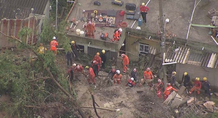 Bombeiros trabalham em resgate em Ibirité, na Vila Ideal. — Foto: Globocop.