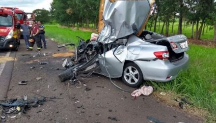 Jovem jogou o veículo Corolla contra uma carreta e morreu na hora. Foto: Whats App