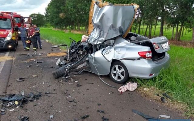 Jovem jogou o veículo Corolla contra uma carreta e morreu na hora. Foto: Whats App