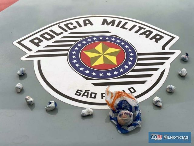 Foram apreendidas 5 porções de crack, mais 4 porções de crack no muro e uma porção maior de cocaína que estava em um vaso. Foto: DIVULGAÇÃO/PM