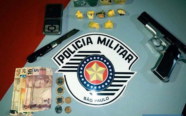 Foram apreendidas porções de maconha pesando aproximadamente 60 gramas, imitação de pistola e R$ 90,00 em dinheiro. Foto: DIVULGAÇÃO/PM