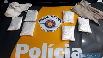 Foram apreendidos seis pacotes de cocaína, totalizando pouco mais de 3 quilos da droga. Foto: DIVULGAÇÃO/PMRv