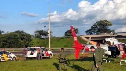 Momento exato em que encanador era abordado na operação conjunta das Polícias Militar, Rodoviária, com apoio do helicóptero Águia de Araçatuba. Foto: DIVULGAÇÃO/PM