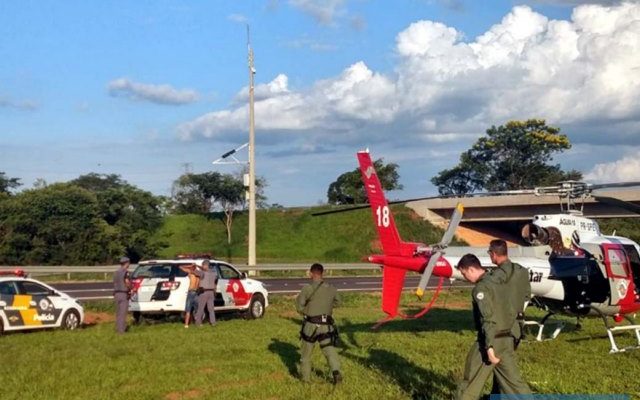 Momento exato em que encanador era abordado na operação conjunta das Polícias Militar, Rodoviária, com apoio do helicóptero Águia de Araçatuba. Foto: DIVULGAÇÃO/PM