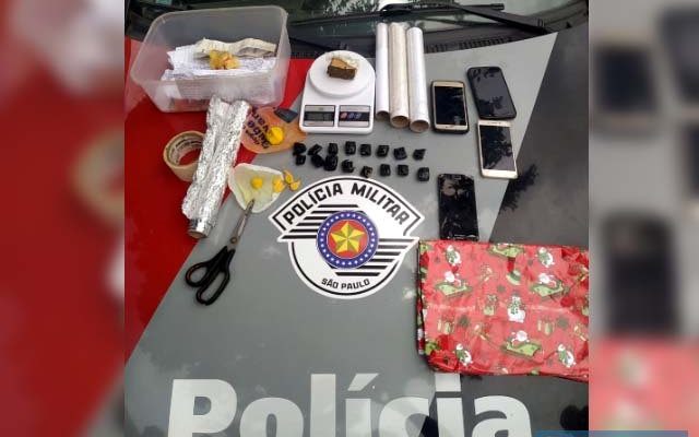 Foram apreendidos porções de maconha, celulares, anotações relacionadas ao tráfico e petrechos para endolar a droga. Fotos: DIVULGAÇÃO/PM