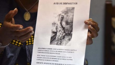 Cartaz na Costa do Marfim avisa sobre desaparecimento de Ani Guibahi Laurent Barthelemy, garoto de 14 anos morto ao se esconder no trem de pouso de um avião com destino à França — Foto: Sia Kambou/AFP.