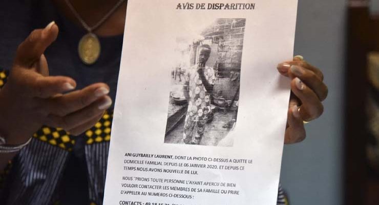 Cartaz na Costa do Marfim avisa sobre desaparecimento de Ani Guibahi Laurent Barthelemy, garoto de 14 anos morto ao se esconder no trem de pouso de um avião com destino à França — Foto: Sia Kambou/AFP.