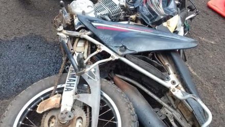 Motocicleta da vítima após o acidente, na BR-262, em Aquidauana (MS). — Foto: Corpo de Bombeiros/Divulgação.