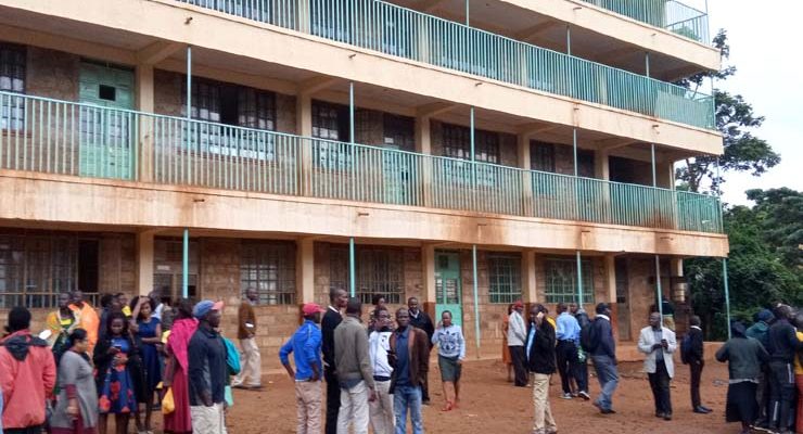 Pais e professores esperam notícias após tumulto em escola primária no Quênia deixar crianças mortas por pisoteamento nesta segunda-feira (3) — Foto: Stringer/Reuters.