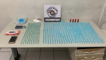 Mulher é presa com quase 700 pinos de crack e cocaína em Marília — Foto: Polícia Militar/Divulgação.