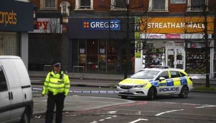 Homem com faca ataca duas pessoas em Londres — Foto: Associated Press.