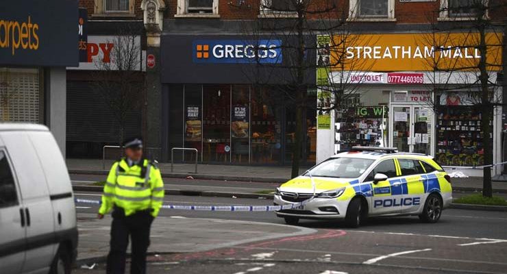 Homem com faca ataca duas pessoas em Londres — Foto: Associated Press.