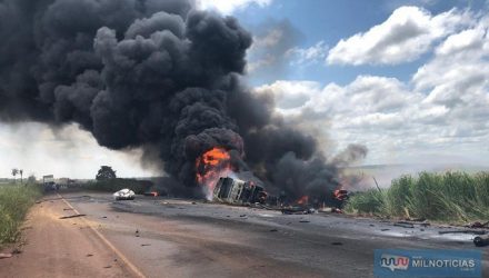 Carreta ficou destruída após batida com caminhão, em Nova Alvorada do Sul (MS). — Foto: Alvorada Informa