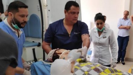 Dirceu Lanzarini é levado em maca, no Hospital do Coração, em Dourados (Foto: Adilson Domingos)