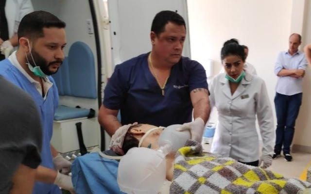 Dirceu Lanzarini é levado em maca, no Hospital do Coração, em Dourados (Foto: Adilson Domingos)