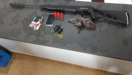 Armas e munições foram apreendidas em Itapetininga (SP) — Foto: Pedro Torres/TV TEM.