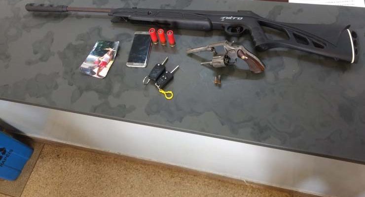 Armas e munições foram apreendidas em Itapetininga (SP) — Foto: Pedro Torres/TV TEM.